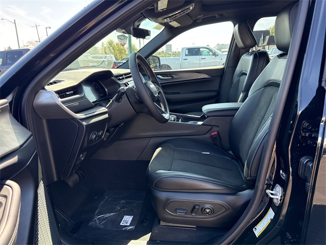 2025 Jeep Grand Cherokee Laredo Altitude photo 2