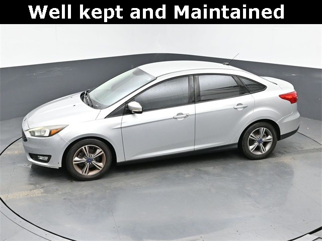 2017 Ford Focus SE's photo