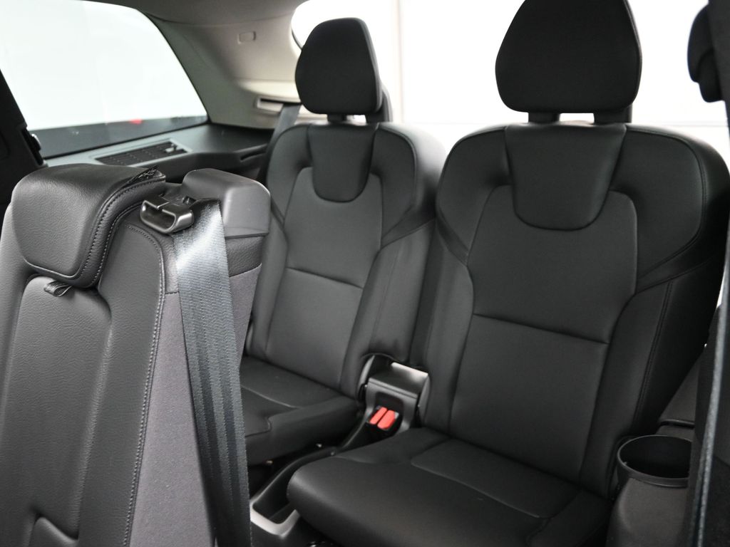 2022 Volvo XC90 T6 Momentum photo 9