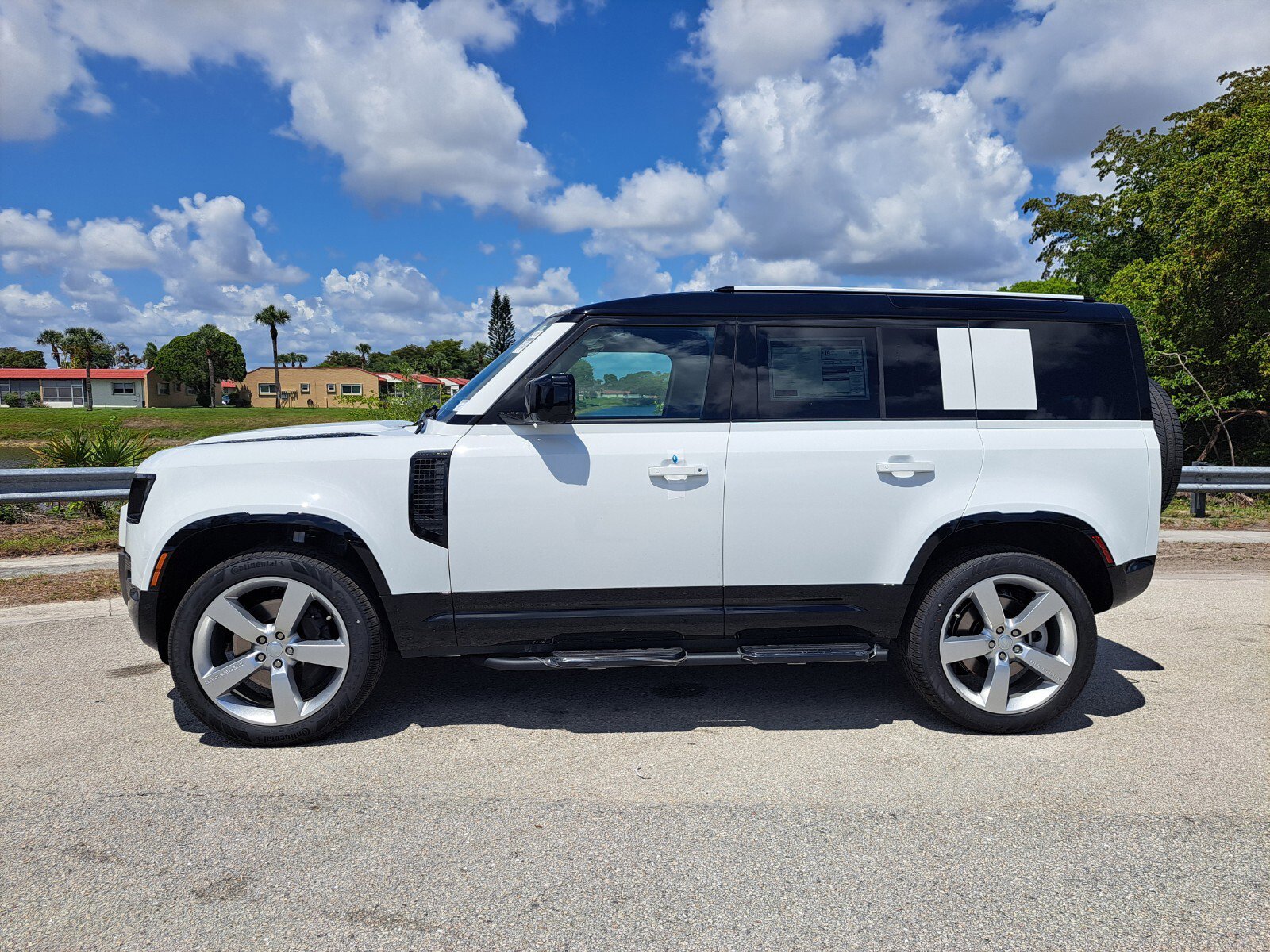 2025 Land Rover Defender 110 X-Dynamic SE photo 4