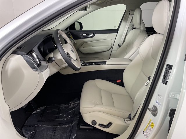 2025 Volvo XC60 T8 Plus photo 16