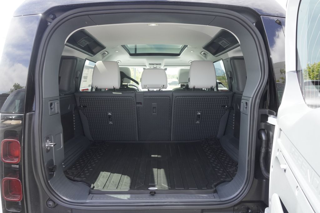2025 Land Rover Defender 110 S photo 29