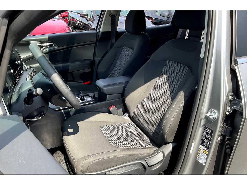 2024 Kia Sportage LX photo 24