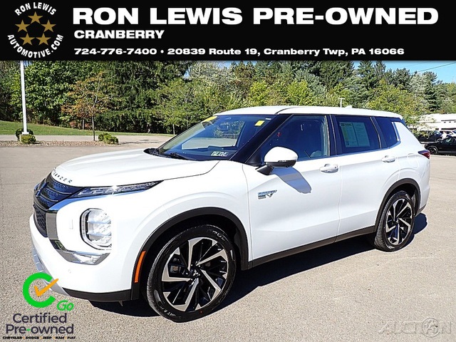 2023 Mitsubishi Outlander Plug-In Hybrid SE's photo