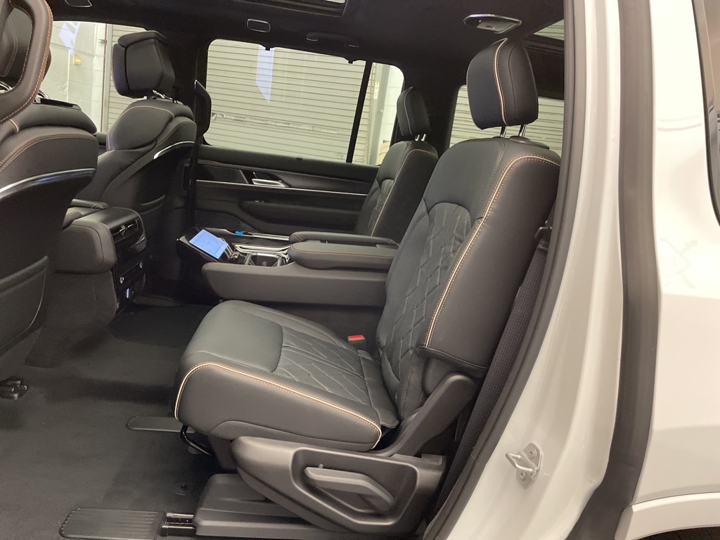 2025 Jeep Grand Wagoneer III photo 16