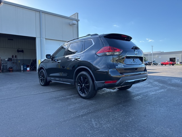 2017 Nissan Rogue SV photo 3