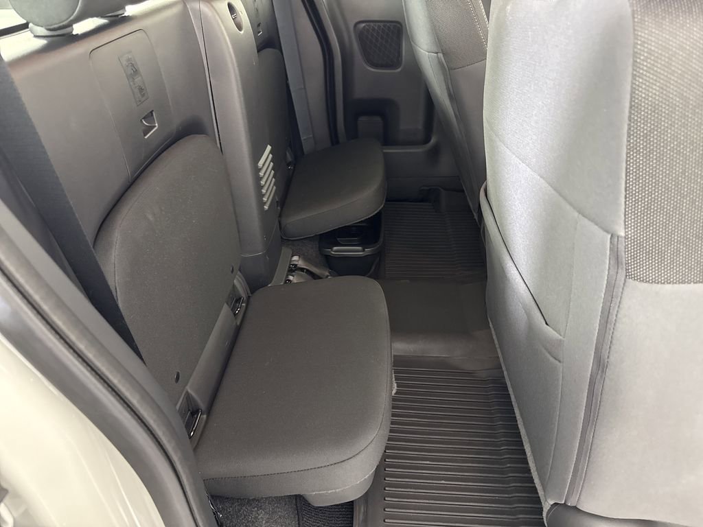 2025 Nissan Frontier SV photo 13