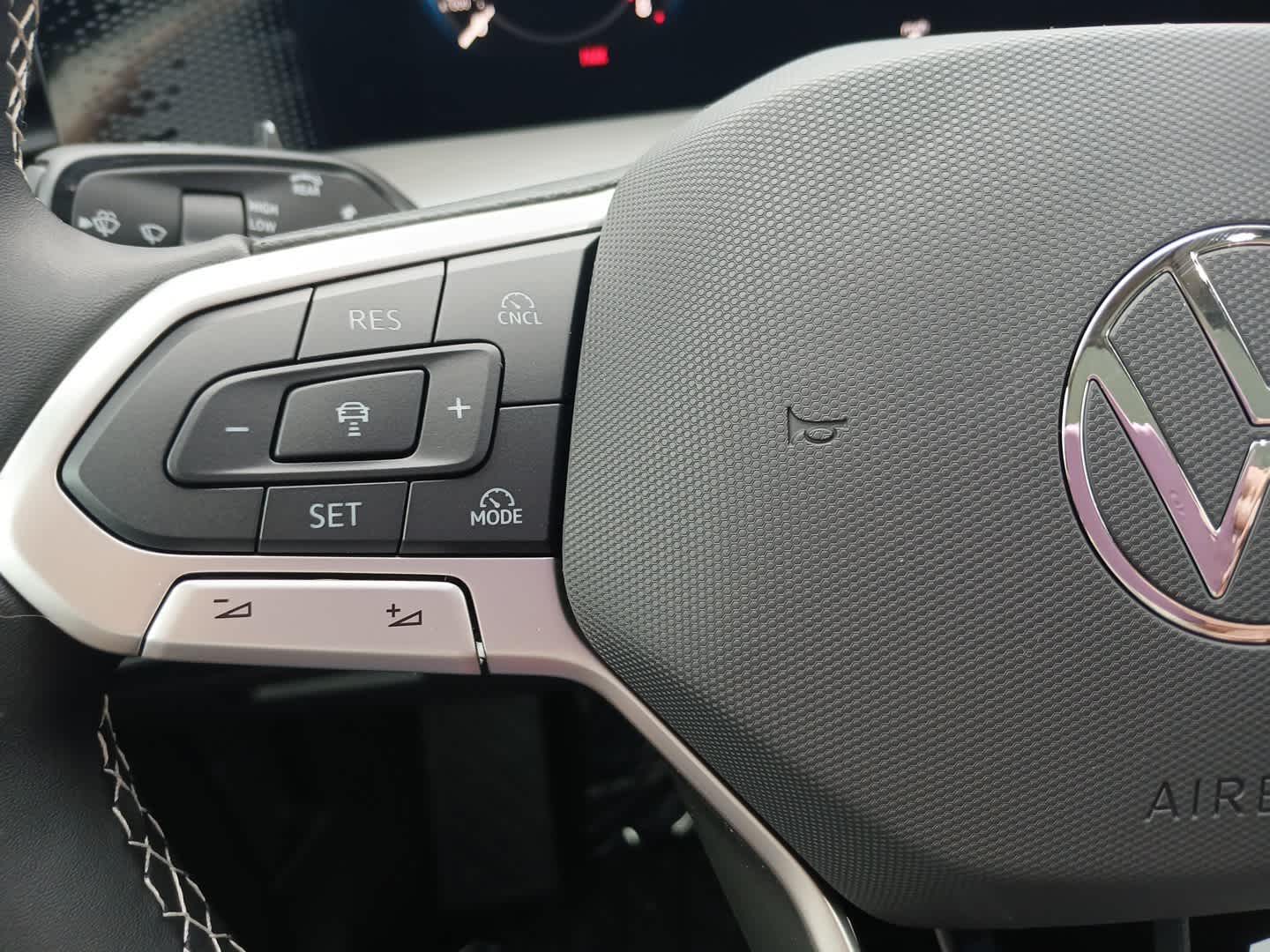 2025 Volkswagen Tiguan SE photo 14