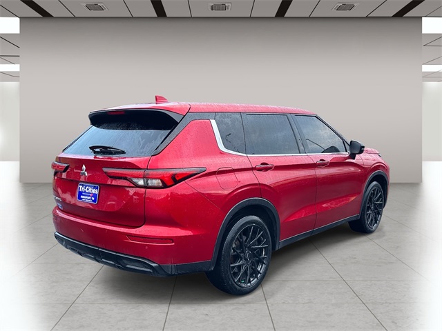 2022 Mitsubishi Outlander Black Edition photo 2