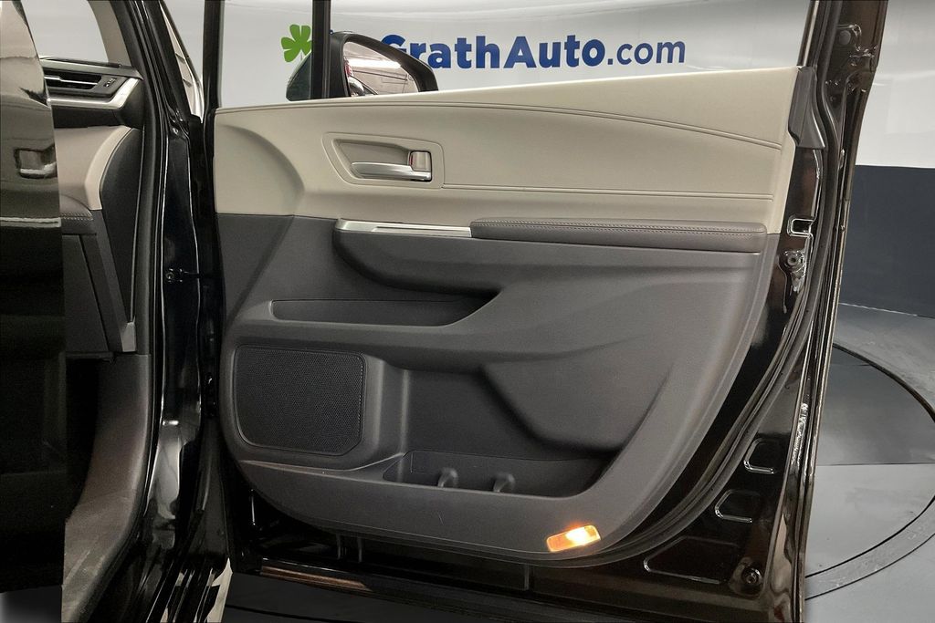 2022 Toyota Sienna XLE photo 22