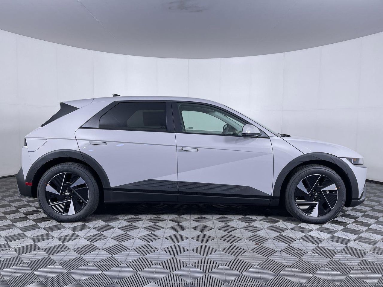 2025 Hyundai Ioniq 5 SE photo 4