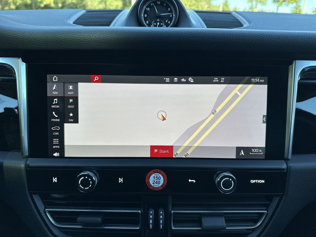 2025 Porsche Macan Base photo 16