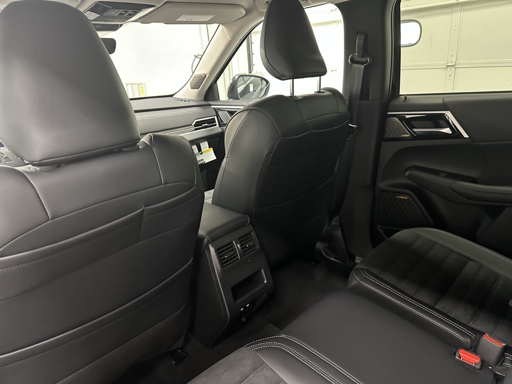 2025 Mitsubishi Outlander SE photo 14