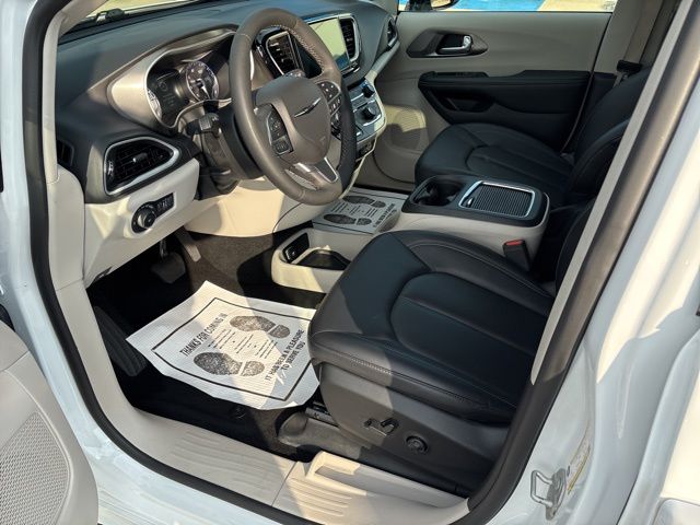 2024 Chrysler Pacifica Touring L photo 15
