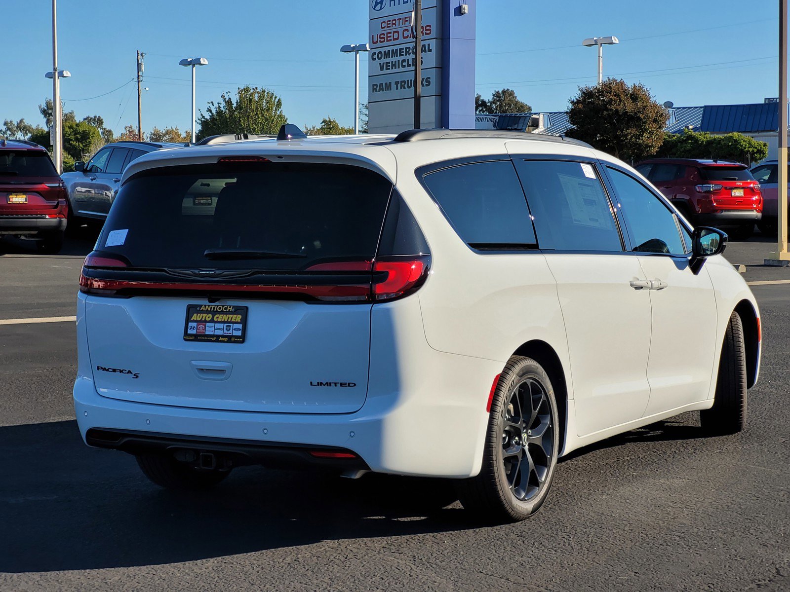 2026 Chrysler Pacifica Limited photo 2