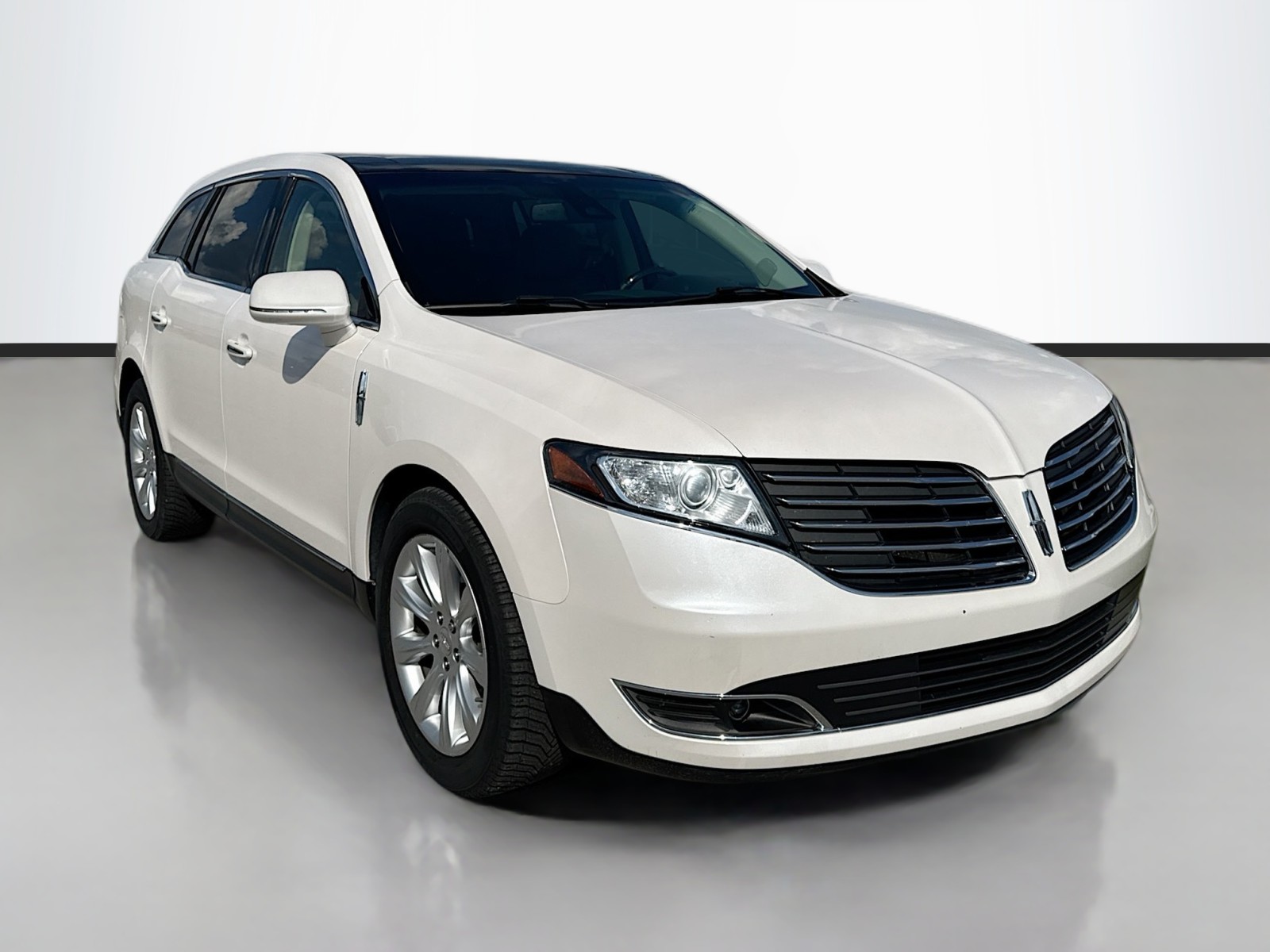 2018 Lincoln MKT Reserve photo 3