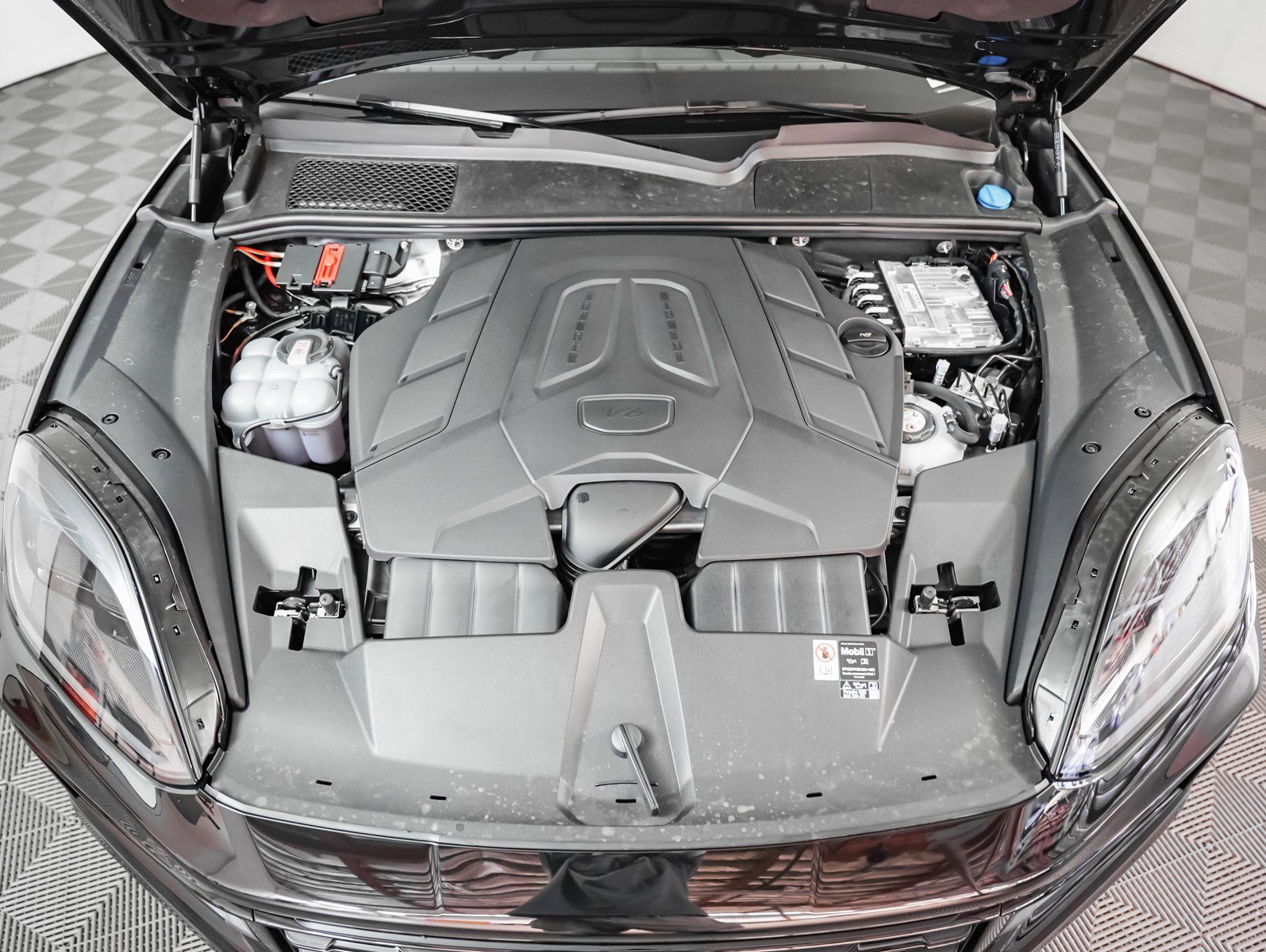 2025 Porsche Cayenne E-Hybrid photo 13