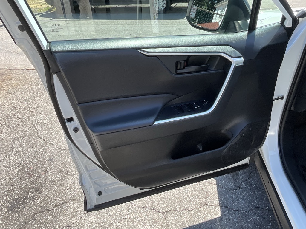 2022 Toyota RAV4 LE photo 9