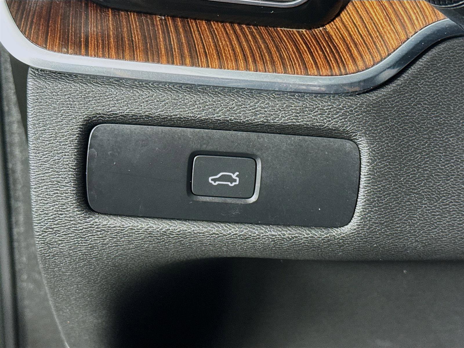 2023 Volvo XC60 B5 Plus photo 9