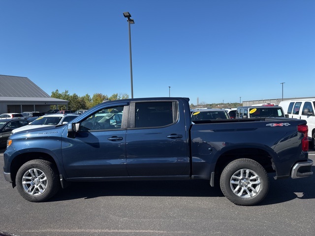 2022 Chevrolet Silverado 1500 LT photo 3