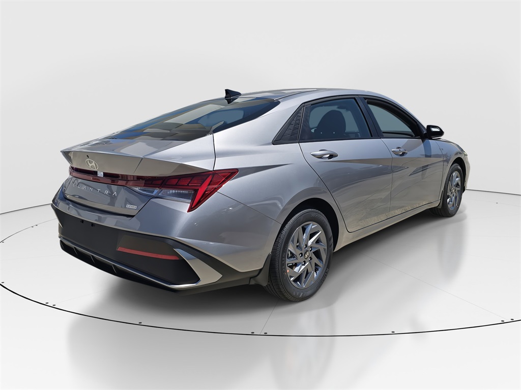 2025 Hyundai Elantra Hybrid photo 3
