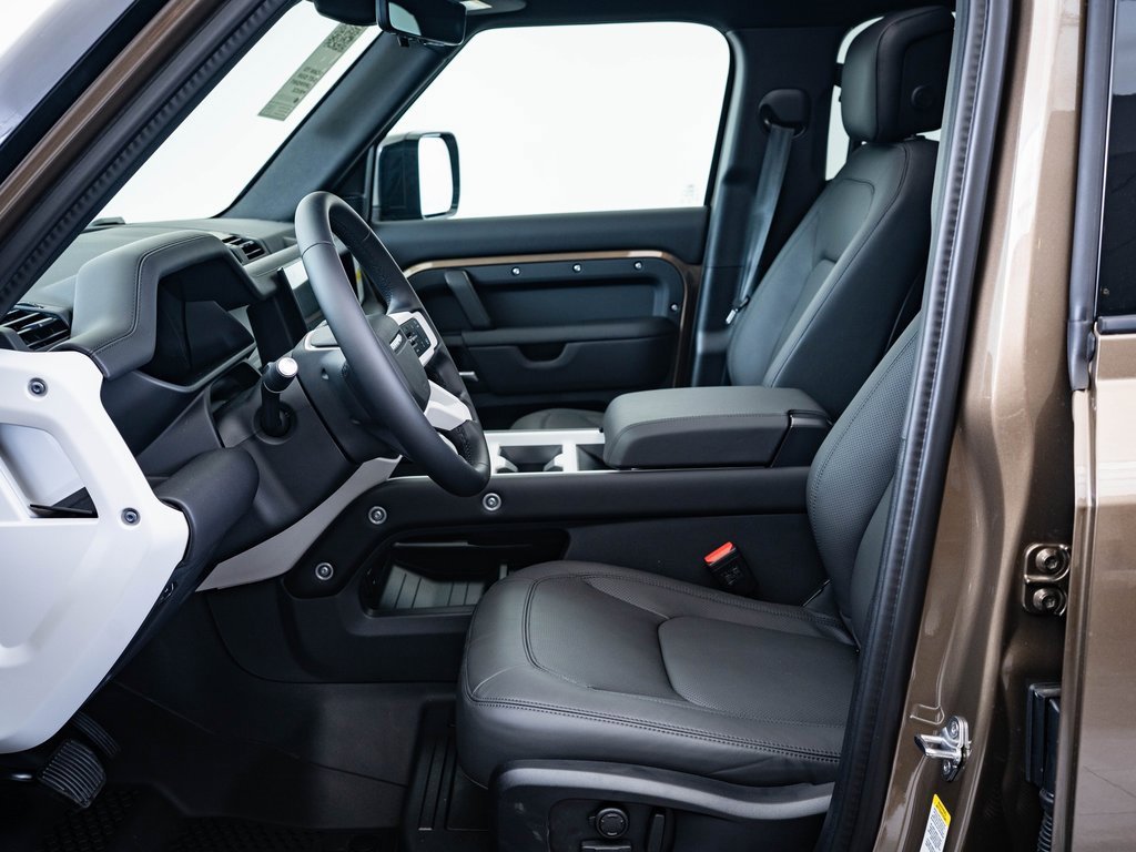 2025 Land Rover Defender 110 X-Dynamic SE photo 4