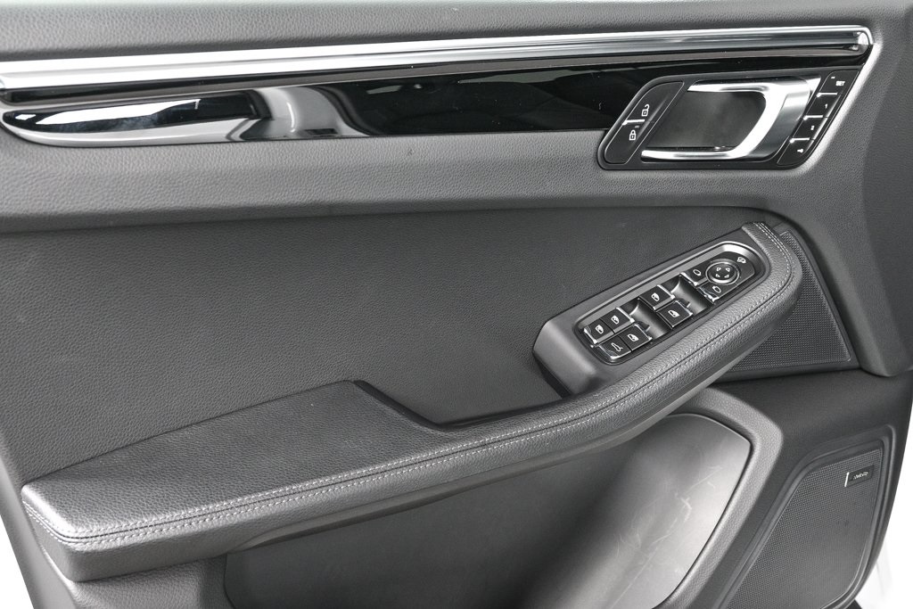 2025 Porsche Macan T photo 6