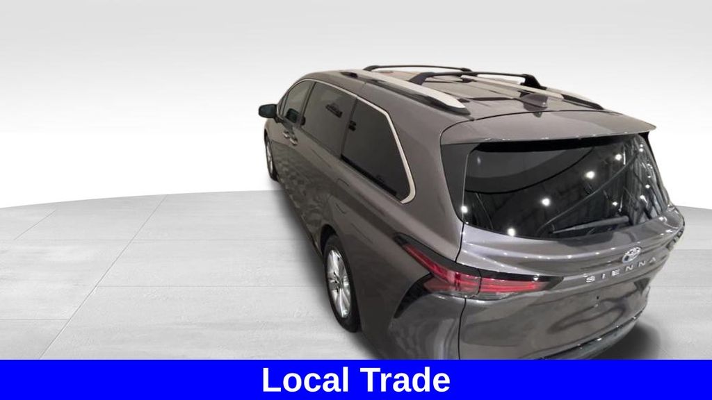 2022 Toyota Sienna Limited photo 3