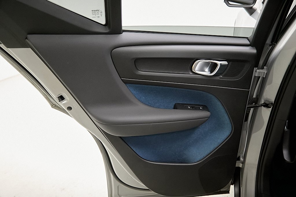2023 VOLVO XC40 - Image 18