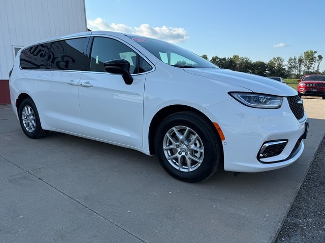 2026 Chrysler Pacifica photo 3