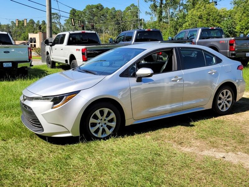 2025 Toyota Corolla LE photo 3