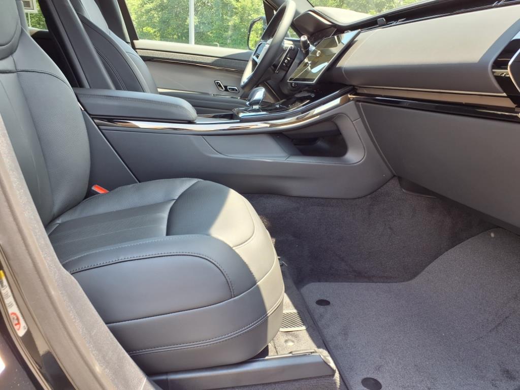 2025 Land Rover Range Rover Sport SE photo 3