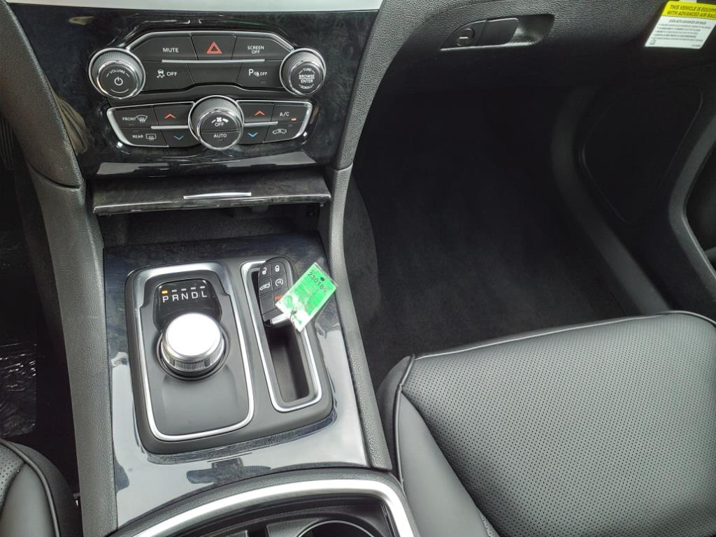 2023 Chrysler 300 Touring L photo 10
