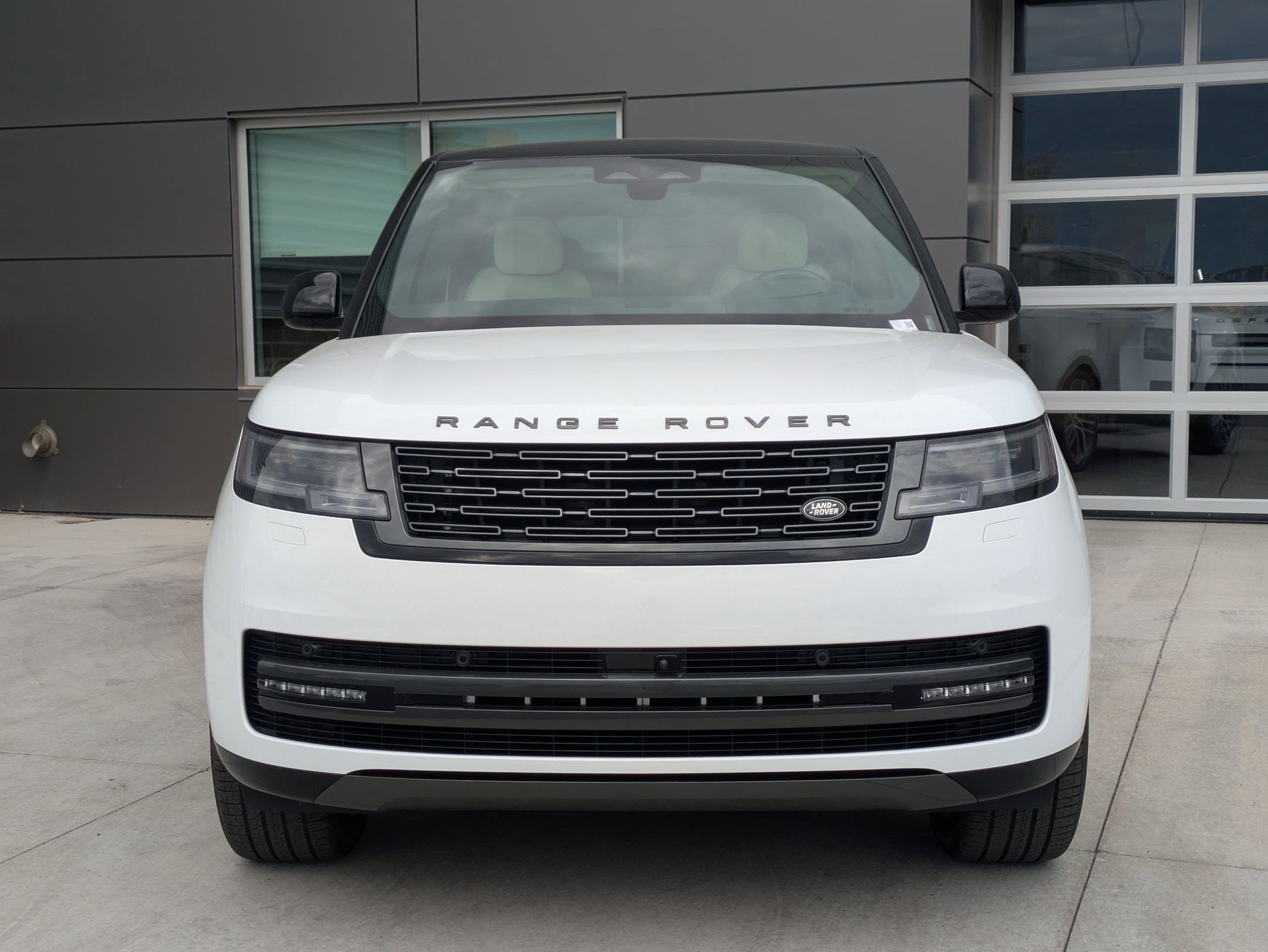 2025 Land Rover Range Rover SE photo 2
