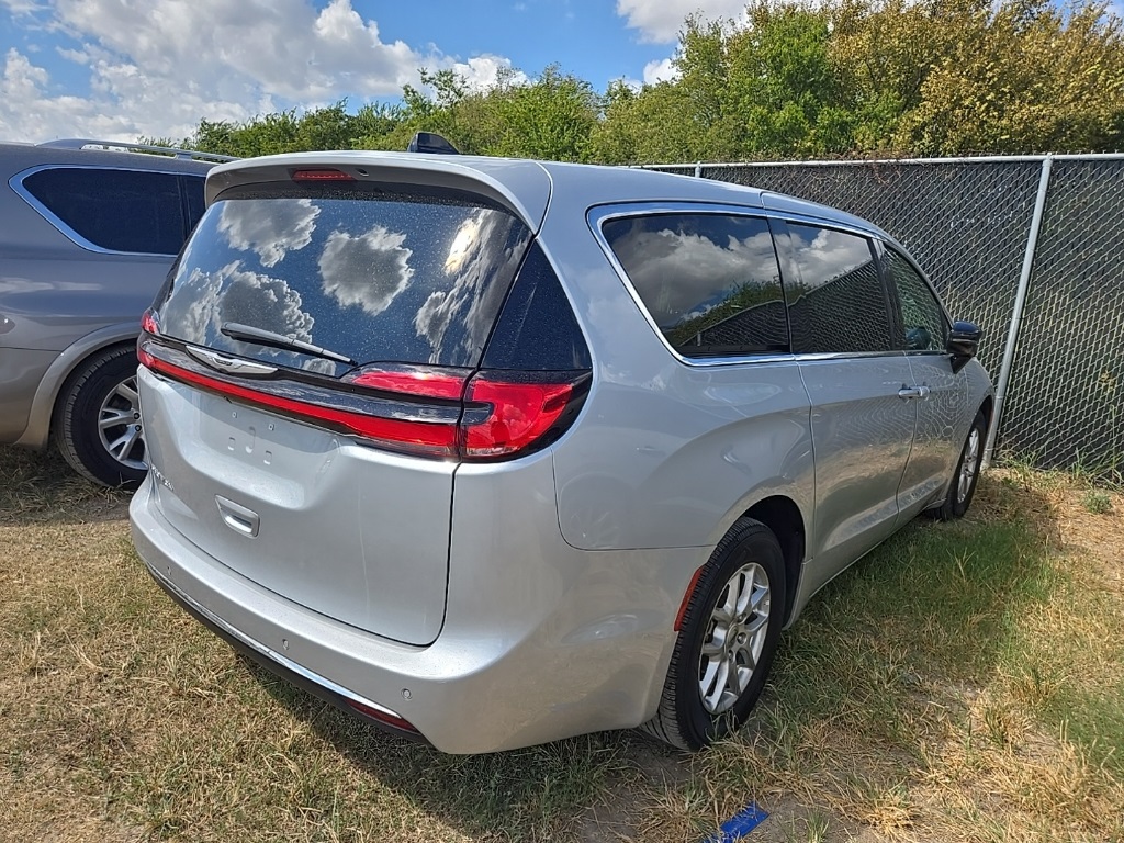 2024 Chrysler Pacifica Touring L photo 3