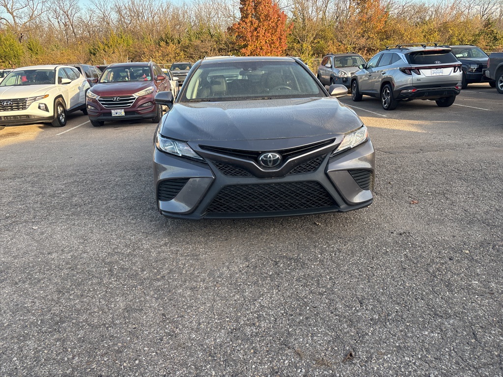 Used 2018 Toyota Camry SE with VIN 4T1B11HK1JU104861 for sale in Kansas City