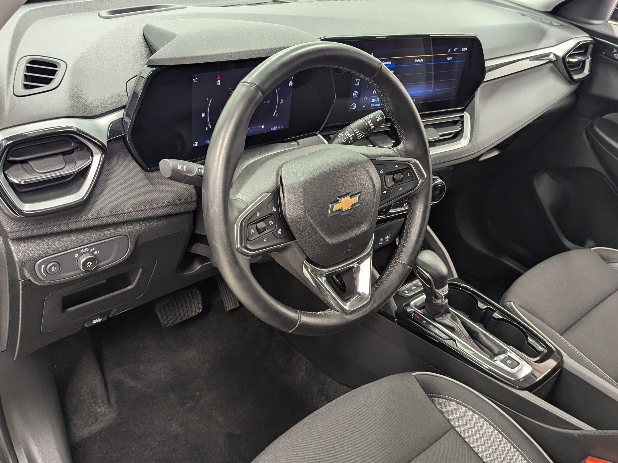 2024 Chevrolet Trailblazer LT photo 2