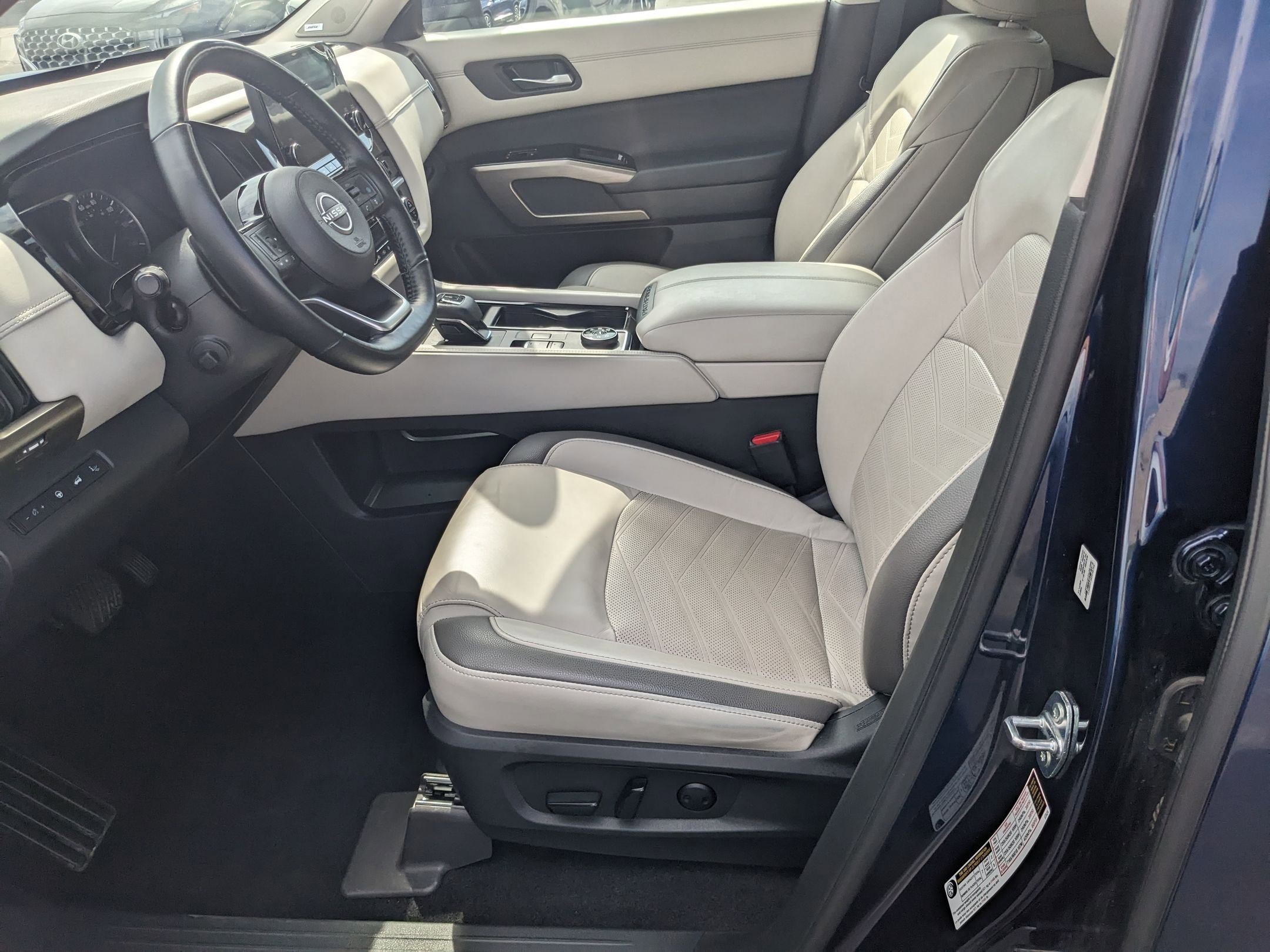 2022 Nissan Pathfinder Platinum photo 10
