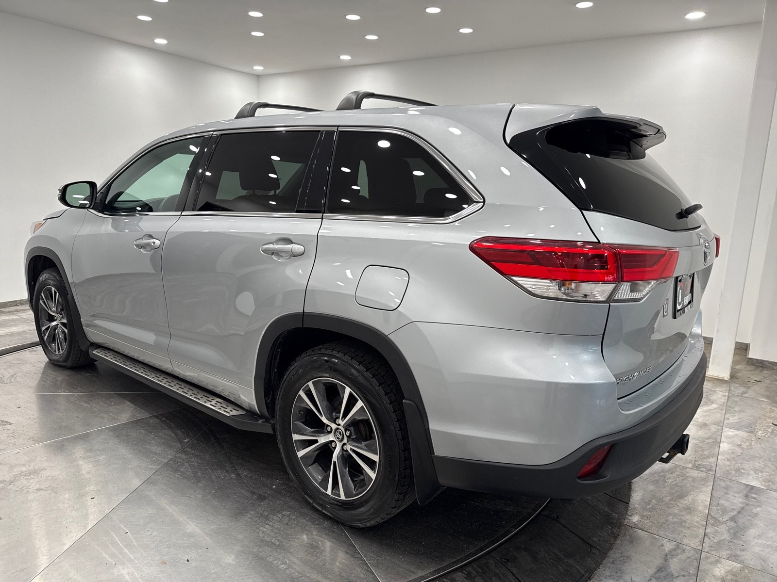 2018 Toyota Highlander LE photo 3
