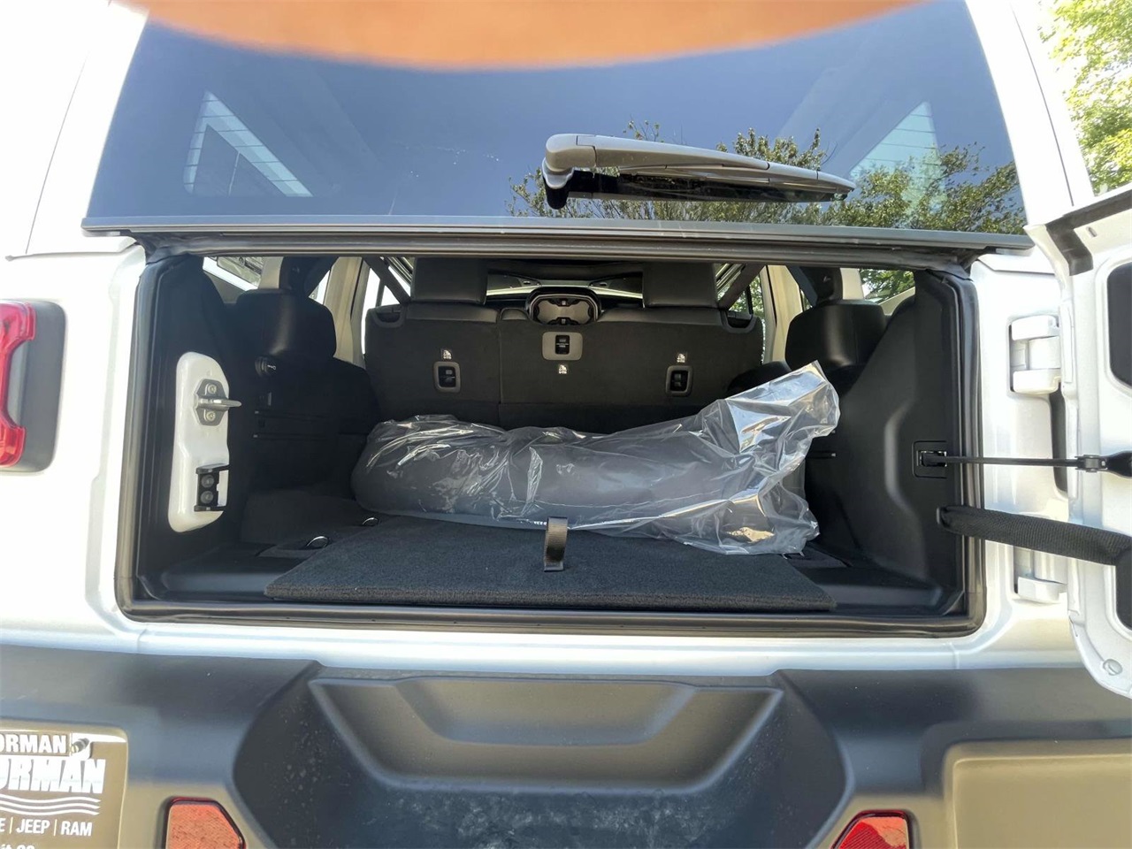 2025 Jeep Wrangler Sahara photo 26
