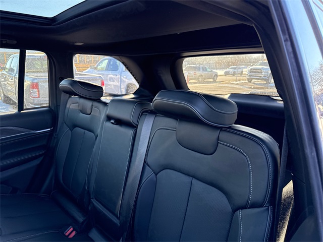 2025 Jeep Grand Cherokee Overland photo 4