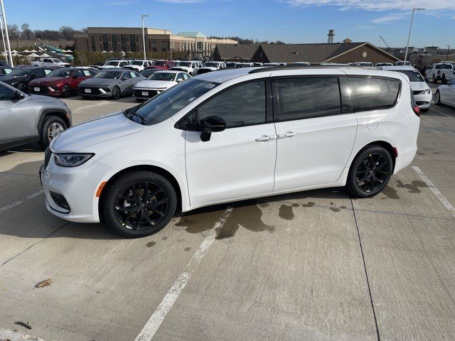 2026 Chrysler Pacifica Select's photo