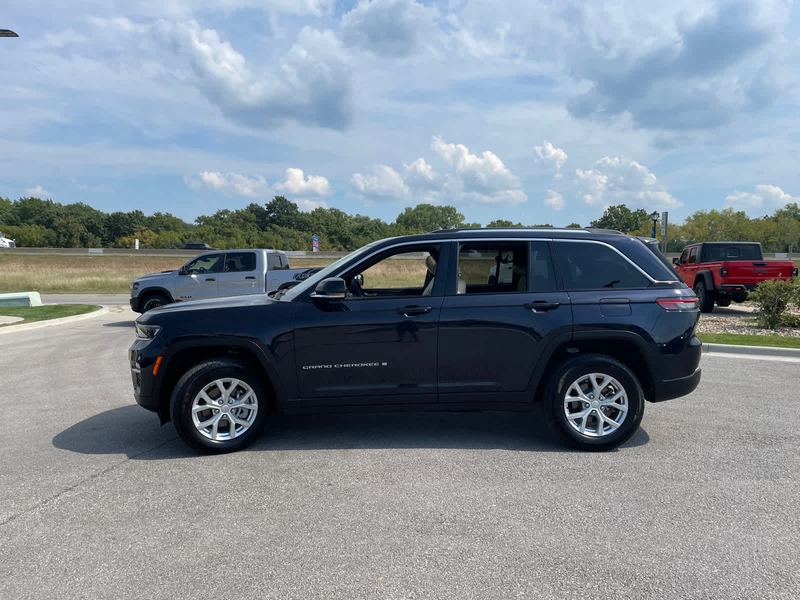 2023 Jeep Grand Cherokee Limited photo 5