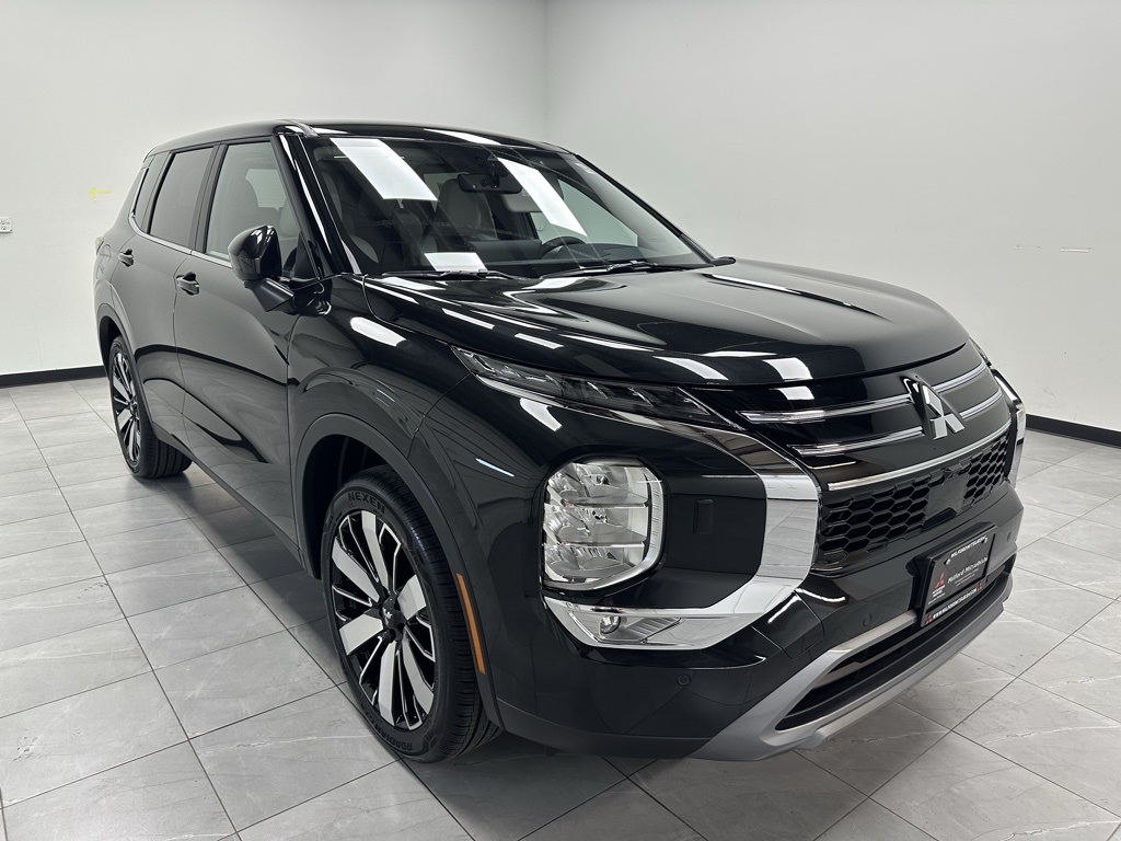 2025 Mitsubishi Outlander SE's photo