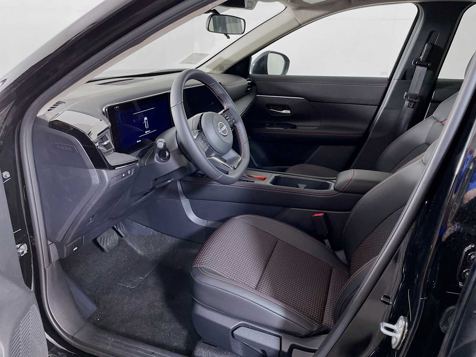 2025 Nissan Kicks SR photo 3
