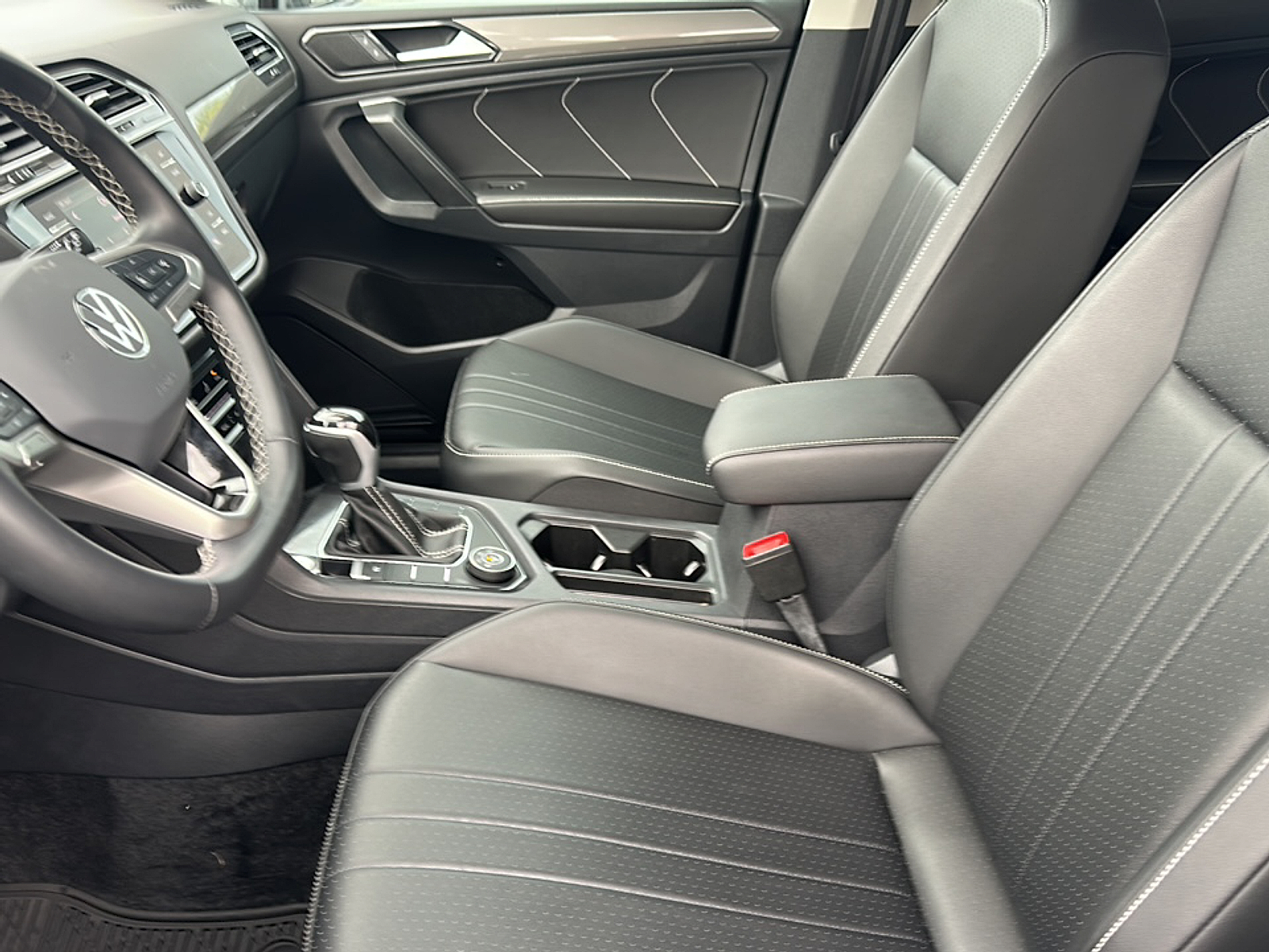 2024 Volkswagen Tiguan SE Wolfsburg Edition photo 3