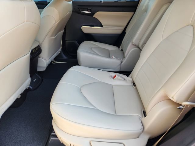 2023 Toyota Highlander L photo 28