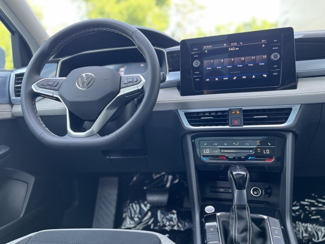 2025 Volkswagen Taos SE photo 4