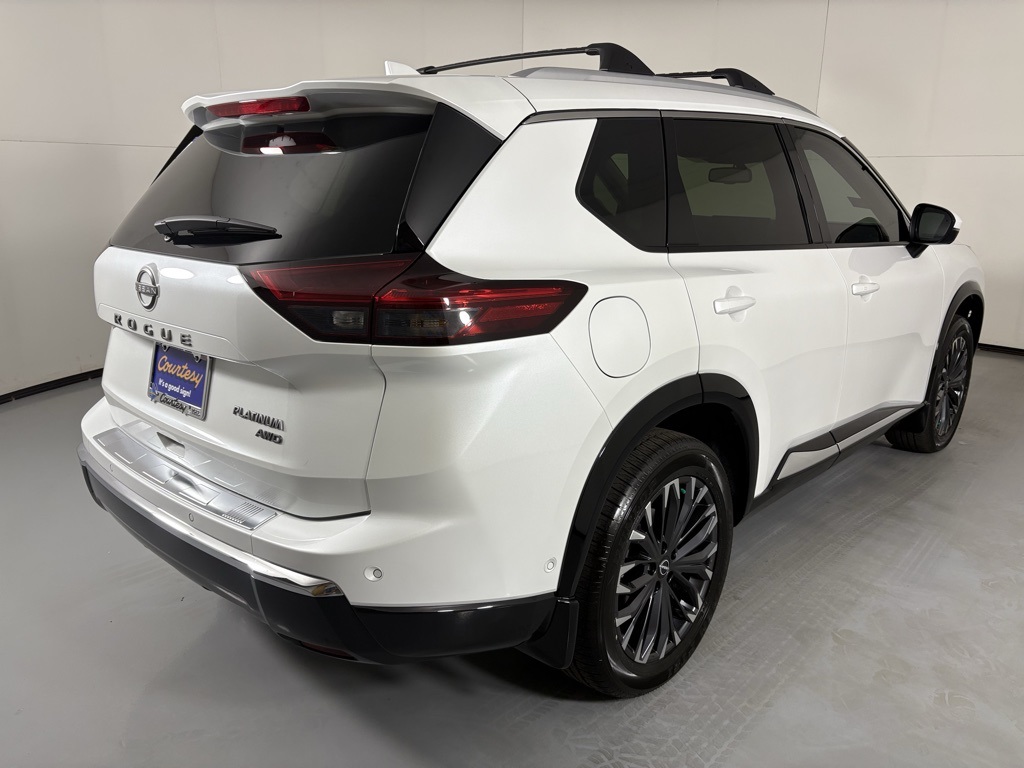 2026 Nissan Rogue Platinum photo 2