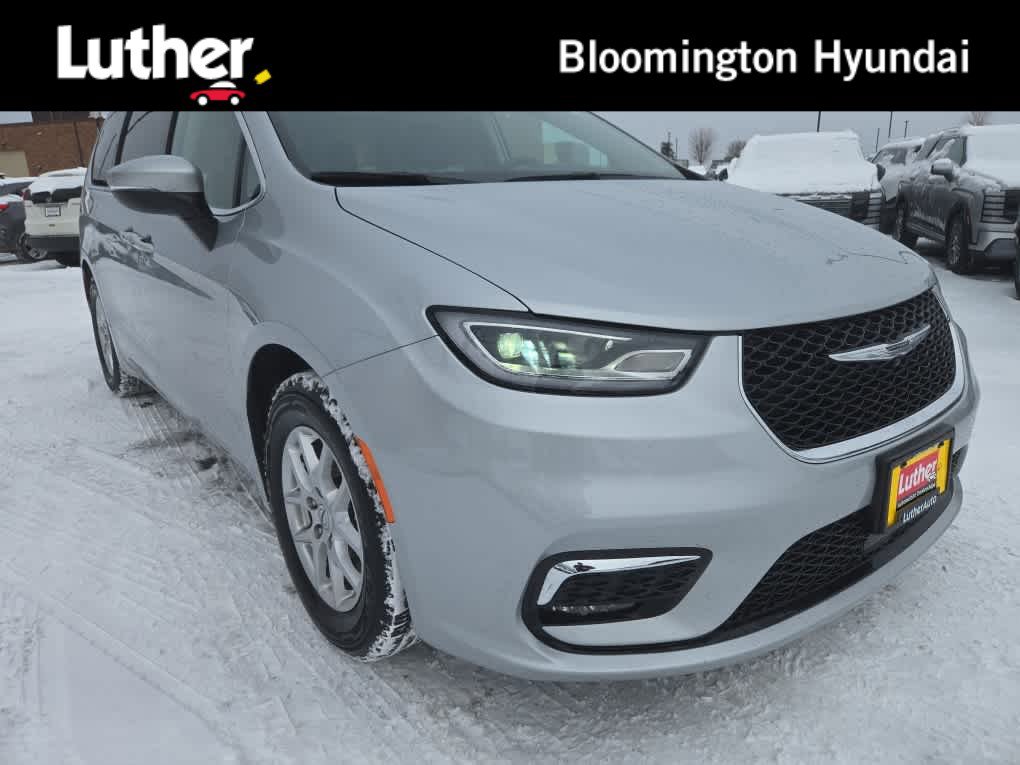 2023 Chrysler Pacifica Touring L's photo